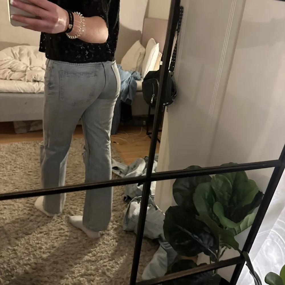 Säljer dessa super coola lågmidjade jeans från zara. Strl 36. 💓💖💖 hör av er vid intresse! . Jeans & Byxor.