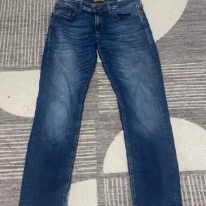 Ett par skinny jack&jones jeans i modell clark strl 31/34