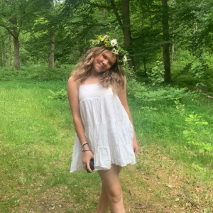 Zara klänning  - Säljer min jättefina Zara klänning då den är för liten för mig nu💖 Den är i bra skick💕 Hör gärna av för mer bilder🌸