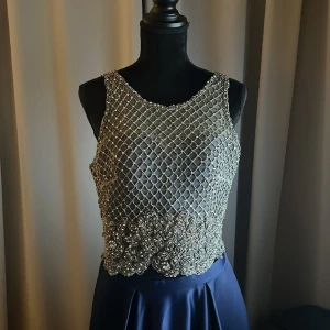 balklänning  - super vacker två delad balklänning💕knappen där bak har låsnat men det går enkelt att sy på en ny knapp! klänningen är syd utomlands så finns ingen som denna i sverige samt även ingen storlek! Kontakta mig om det förekommer några frågor