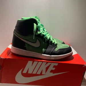Jordan 1 high zoom green - Jordan 1 high zoom green Cond:9/10 Extra laces  Inte den rätta boxen