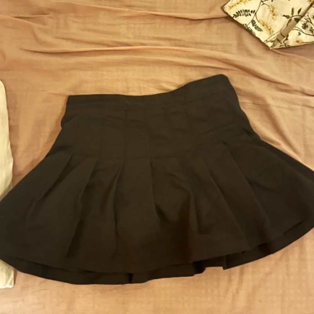 jättefin kjol med inbyggda shorts från brandy! jättebra skick 🩷. Kjolar.