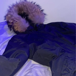 Svart jacka me äkta päls  - En ny svart jacka med äkta päls o st Xs och S, jackan är helt ny 900kr med frakten och vi kan prata om priset, använd den bara en månad den är så fin jacka.kontakta mig om ni vill veta mer om den