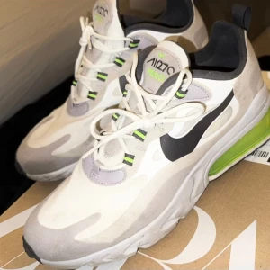 Nike air 270 - Hej!  Säljer dessa Nike air 270 skor i storlek 40.  Kan hämtas i Malmö eller fraktas om köparen står för frakten.