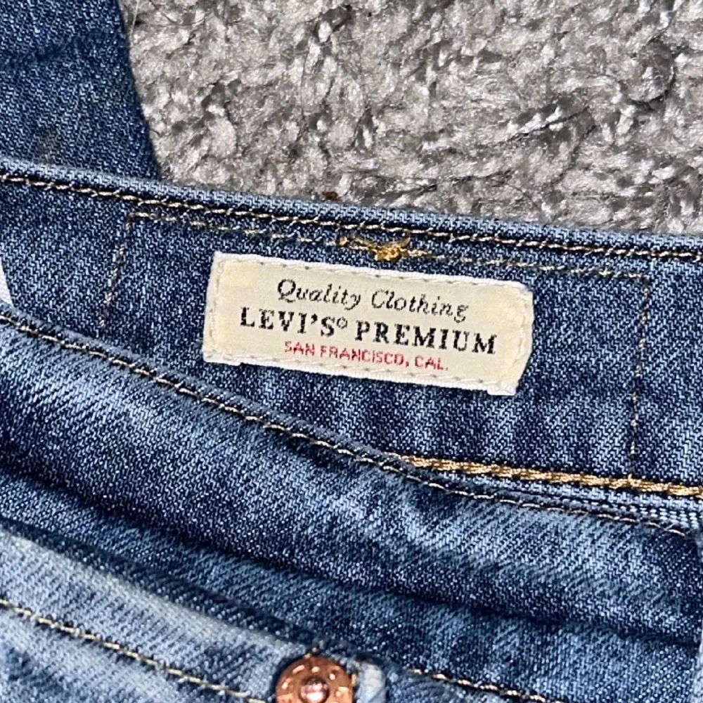 Säljer ett par feta Levis jeans köpta för cirka 1200kr. Jeansen är slim fit. För bilder hör av dig 🙌. Jeans & Byxor.