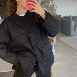 Kort dunkappa med knappar - Jag säljer min sjukt coola kappa i dun-material från Gina tricot! Endast använd 1 gång och i toppen-skick💖💖✨