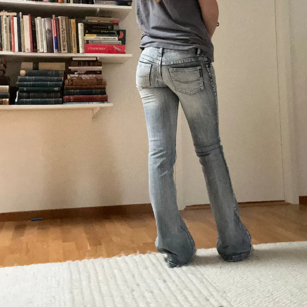 Perfekta jeans o sååå snygga men tyvärr försmå på mig💔💔 Midjemått: 75, innerbenslängd: 83 . Jeans & Byxor.