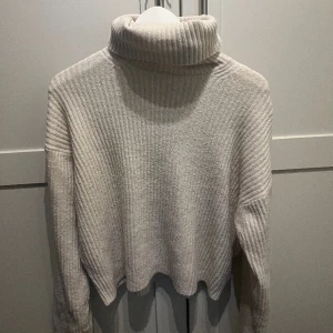 Stickad tröja - Vit stickad tröja från hm enbart använd ett par gånger, säljer för 150