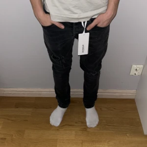 Dondup - Säljer dessa riktigt feta dondup, skick 7/10 ny pris 3800 mitt pris 750. Har ni frågor är det bara att skriva till mig.