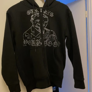 Rhinestone hoodie - Tja, säljer nu min rhinestone hoodie från youspoooXgurkis storlek S kond 9-10 nästan alla diamanter e kvar o använd få tal gånger ny pris 560 mitt pris 350