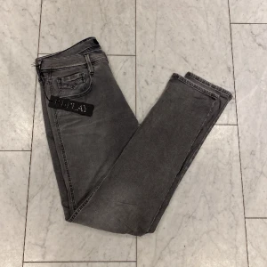 Replay anbass - Säljer ett par sköna replay anbass som är helt nya. Jeansen är i toppskick, förutom ett litet hål under gylfen som inte syns när man har på sig dom. Storlek-> w31 L34.