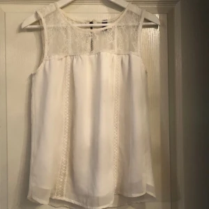 Blus i storlek S Vero Moda - Blus från Vero Moda i nyskick.  Kolla gärna på alla mina annonser 🌟
