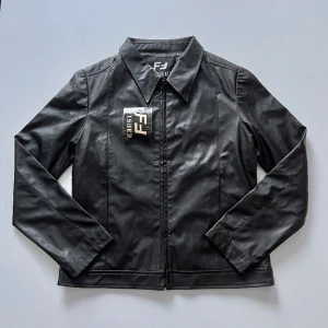 Svart skinnjacka - Svart helt ny oanvänd skinnjacka i skinnimitation från Fisher med lapp kvar 💕