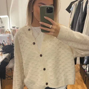 Stickad kofta - Säljer denna superfina stickade koftan då jag inte använder den! Använd fåtal gånger! Färgen är vit/beige