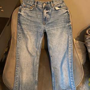 Säljer dessa low/mid waist, straight jeans från Gina Tricot. Jeansen är i bra skick. Priset kan diskuteras och det är bara att fråga om fler bilder. 