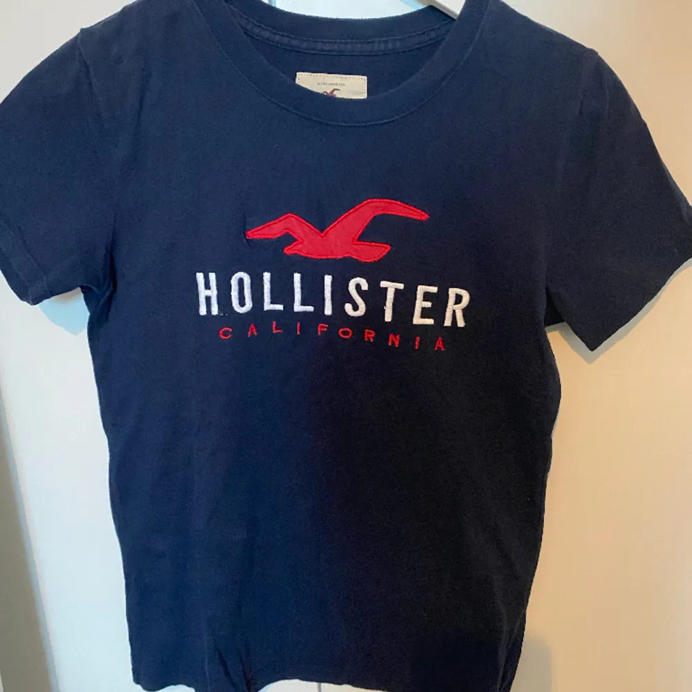 Marinblå hollistertröja. Inga tecken på användning.. T-shirts.