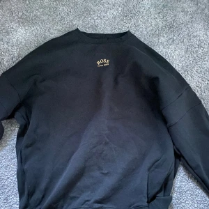 Hugo boss hoodie - Säljer då den inte riktigt är min stil längre. Det står storlek:xs men sitter som en medium 