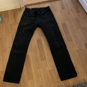 Säljer ett par Levis 501 jeans. De är svarta men har blivit lite missfärgade så de är mörkgråa. Hör av er vid intresse