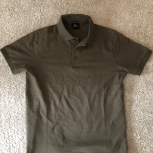 Pikétröja  - Snygg pikétröja i färgen Olive.  • Aldrig använd helt ny  • Storlek S  