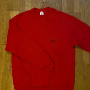 Väldigt fräsch röd tröja från fruit of the loom köp!! Storleken är xl men jag tycker den känns lite mindre än det, den ser mest ut som en baggy oversized tröja på mig som vanligtvis brukar ha M/L