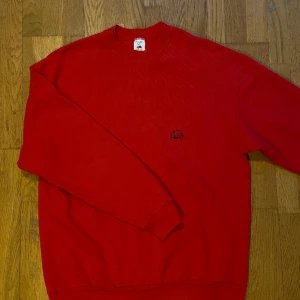 Fruit of The Loom SWEATSHIRT - Väldigt fräsch röd tröja från fruit of the loom köp!! Storleken är xl men jag tycker den känns lite mindre än det, den ser mest ut som en baggy oversized tröja på mig som vanligtvis brukar ha M/L