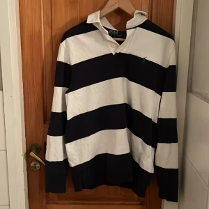 Ralph lauren långarmad pike - Tja! Säljer denna mycket fina Ralph lauren pike då den inte kommer till användning. Mycket bra skick och storlek M. Kom med bud😊👍