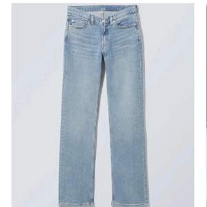 Jätte fina jeans från weekday som bara änvänts 1 gång i storlek 24/32 Twig, straight, mid waist 