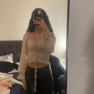 Tröja - En beige jätte fin tröja som intr kommer till användning längre 