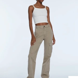 Beigea cargopants - Byxorna är från stradivarius, dem har använts ganska mycket men är inte slitna, inga hål, slitage eller fläckar. Dom är otroligt sköna och bekväma!