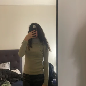 Beige stickad tröja - En beige stickad tröja som inte kommer till användning.