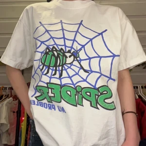 Vit T-shirt med tryck - På tröjan står det ”Spider no problem”  Helt oanvänd, nyskick  Vintage kan man säga för hittade den i min mammas garderob😆😆  Den är helt fräsh och super cool! 