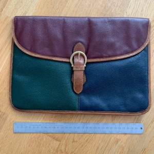 Vintage Clutch Väska - en väldigt unik vintage clutch i fint skick, den har tecken på slitage men främst bara hörnen :) Jag kan skicka mer bild vid behov.
