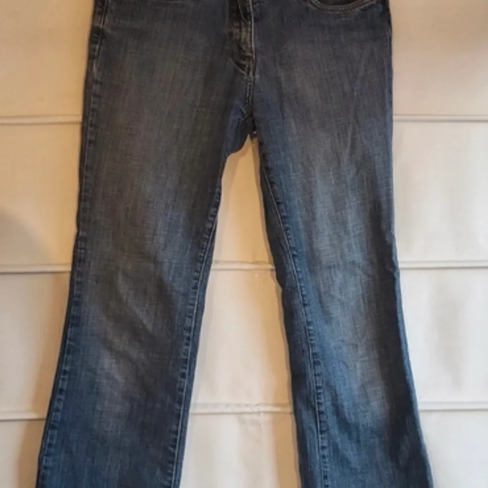 Fina low waist jeans som inte passade  Storlek 38 . Jeans & Byxor.