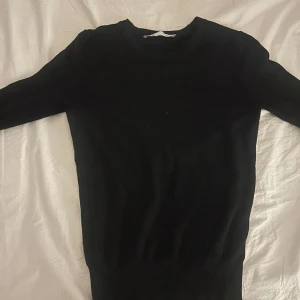 Stickad tröja - Svart stickad tröja från ZARA med knappar. I storlek S. Skriv för fler bilder.