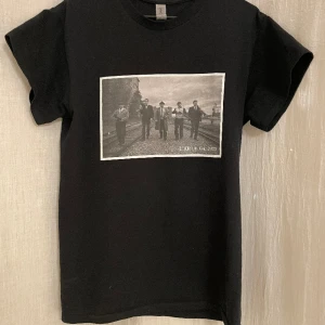 T-shirt med tryck - Säljer nu denna riktigt snygga tröjan från L’arte som är In princip oanvänd. Modellen är slim och storleken är S. T-shirten passar dom som är 165-180 lång! Hör gärna av dig vid frågor eller funderingar😃