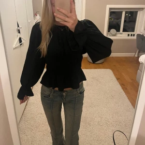 Svart blus - Svart blus från Nakd!