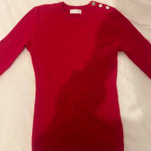 En röd stickad tröja från 2NDDAY som passar S och sitter ”tajt” på kroppen.
