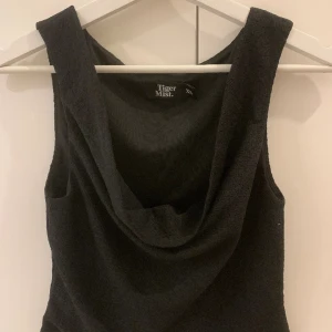 Fest topp - Fest topp från Tiger Mist, nypris cirka 400kr. Helt oanvänd då det blev fel storlek. Det är dubbla tyglager så den faller snyggt, dessutom inte genomskinlig.