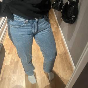 Ett par ljusblå lågmidjade/mid waist jeans från Gina tricot. Knappt använda så i fint skick!