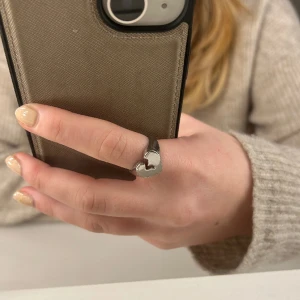 Silver ring - Silver ring med ett brustet hjärta.