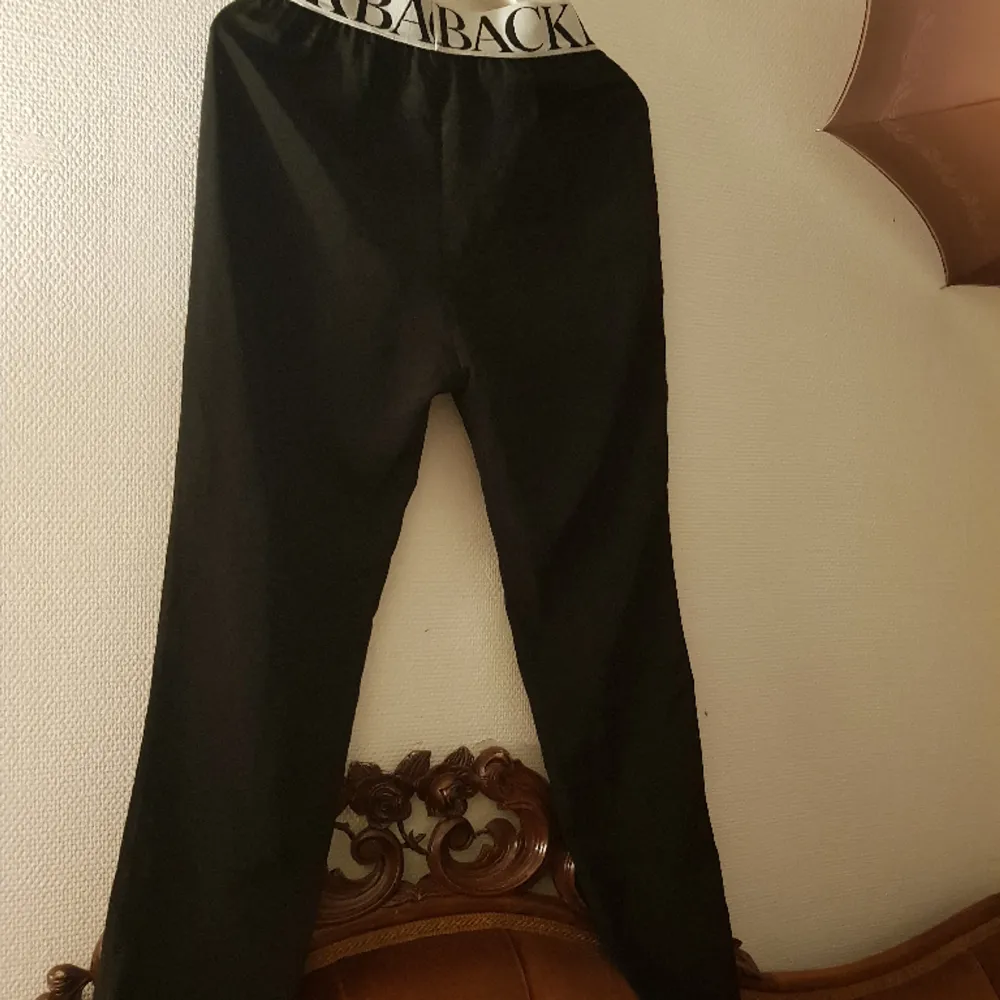 🖤Byxor- BACK🖤  Storlek 38. 100%polyester   Ser ut och känns som tjockare siden. Ficka varsin sida. Dragkedja vad varje sida.   Svarta delen jättefint skick.  Resåren upptill där det står BACK någon noppa/märke   Ann Sofie Back . Jeans & Byxor.