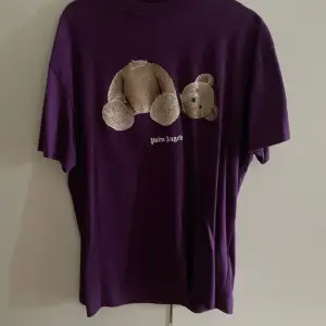 Lila Palm Angels T-shirt med klassiska ”kill the bear” trycket. Använd 1 gång sedan nyköp.  Storlek L Cond: 9.5-/10 HMU så löser vi snabb deal