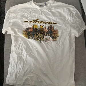 Graphic tee  - Helt ny  och oanvända graphic t shirt. Skriv gärna om du har några frågor 