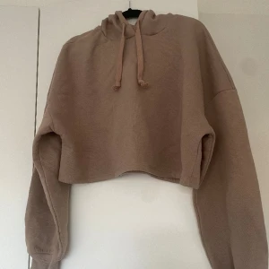 Cropped hoodie - Jätte fin cropped hoodie från ginatricot, knappt använd. 