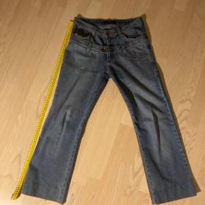 Straight/baggy jeans från sixth sense med dubbel fickor.  Några skavanker men annars i bra skick! 