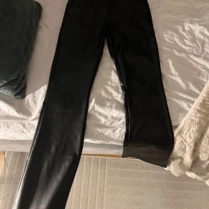 Skinnbyxa - Sälje nu mina jättefina skinnbyxor från design by si, dom är lågmidjade i storleken xs och är helt oanvända.😍Säljer pga dom är försmå tyvärr.