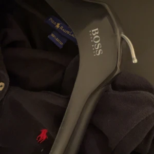 Ralph lauren piké -  ralph lauren piké, strö 165-170 ( 13-14 år) använt några gånger. Köptes sommaren 2023. Skick 7/10. Pris kan diskuteras! Tveka inte, fråga på. 