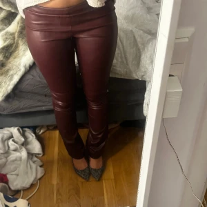 Skinnbyxor - Säljer dessa fina skinnbyxor pågrund utav att jag inte använder de. Jätte skönt Matrial och köpte de nyligen.