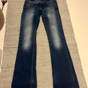 Lågmidjade bootcut jeans  - Lågmidjade bootcut jeans. Midjemått 35cm innerbenslängd 78 cm. Tryck på köp nu för att köpa❤️‍🔥