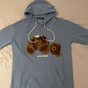 Palm Angels Felpa Cappuccio Hoodie för män - Palm Angels hoodie i ljusblå. Säljes då den inte kommer komma till användning alls. Storlek S men kan även passa en M. Mvh Adam